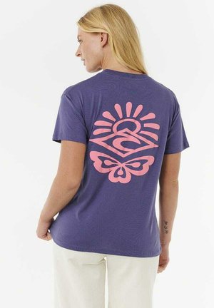 T-shirt à manches courtes violet avec un grand graphisme rose d'un soleil et d'un papillon au dos. Fabriqué en coton doux et texturé.