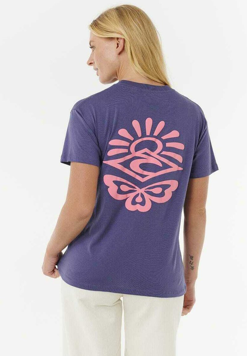Kurzärmliges lila T-Shirt mit einem großen pinken Grafikdruck eines Sonnen- und Schmetterlingsmotivs auf dem Rücken. Hergestellt aus weichem, strukturiertem Baumwollstoff.
