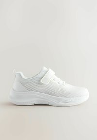Basket de sport blanche avec une tige en maille texturée, fermeture à lacets et bande Velcro, semelle rembourrée et design épuré.
