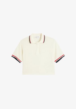 Polo de manga corta en color crema con tela texturizada, tapeta de tres botones y puños y cuello a rayas en negro y rojo en contraste.