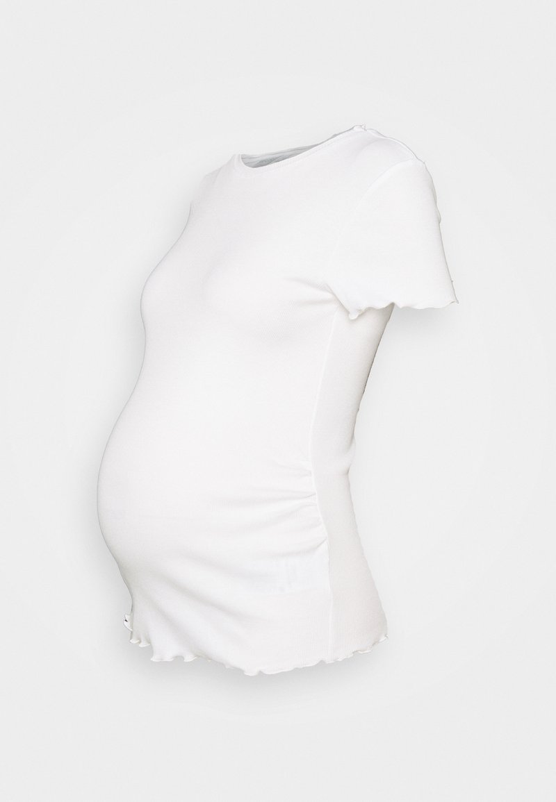 Vit graviditetst-shirt tillverkad av stretchigt tyg, med rund halsringning, korta ärmar och en lätt scallopad nederkant som passar över en mage.