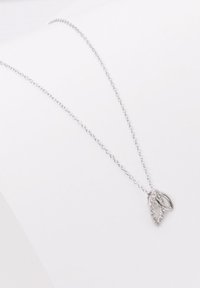 Silberne Halskette mit einer filigranen Kette und einem Anhänger in Form von zwei sich überlappenden Blättern, wobei eines mit kleinen klaren Steinen verziert ist.