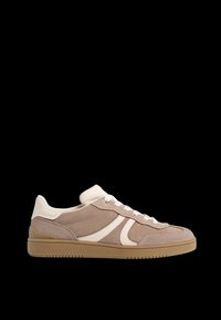 Braune Wildleder-Sneaker mit cremefarbenen Akzenten, einer abgerundeten Zehenpartie und strukturierten seitlichen Streifen. Er verfügt über eine Gummisohle und traditionelle Schnürsenkel.