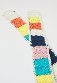 Bandes tissées colorées avec des rayures orange, jaune, rose, bleu et marine. Fabriquées en fil texturé avec une apparence douce et faite à la main.