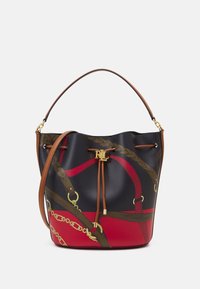 Svart och röd bucket-väska med kedje- och remdesign. Bruna läderdetaljer och en gyllene logotyp på framsidan.