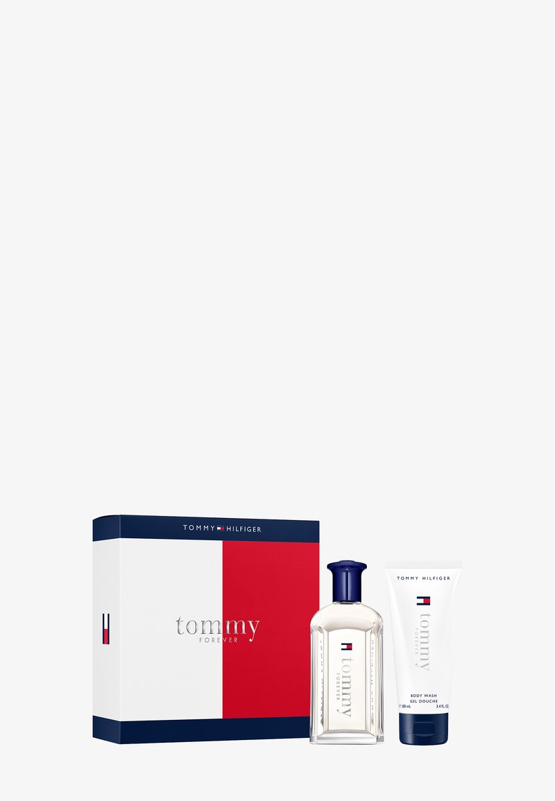 Zestaw prezentowy Tommy Hilfiger zawierający przezroczystą szklaną butelkę z granatową zakrętką oraz białą tubkę oznaczoną napisem "Żel pod prysznic", zapakowane w pudełko w blokach kolorystycznych.