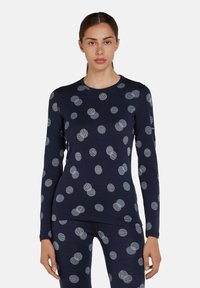 Marinblå långärmad topp med stora, ljusgrå prickar. Mjuk tyg med en slät textur, rund halsringning och figurnära design.