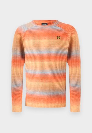 Rebrasta dolga majica s črtastim vzorcem v multikulturni gradientni barvi oranžne in modre, z okroglim izrezom in majhnim logotipom na prsih.