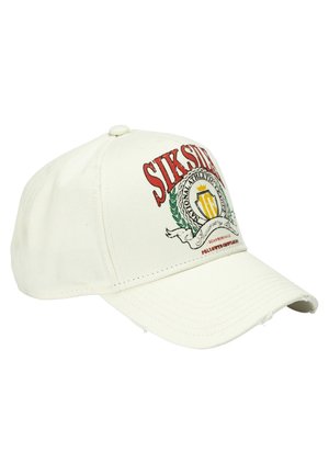 Casquette de baseball blanche avec texte rouge "SIX SIDE" et un emblème de couronne de lauriers verte ornée d'un bouclier jaune sur le panneau avant.