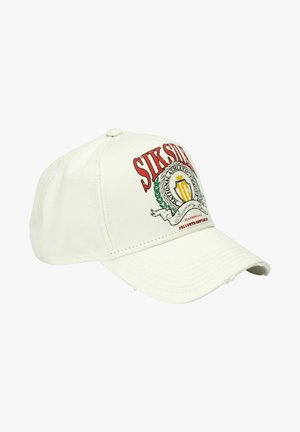 Casquette de baseball blanche avec texte rouge "SIX SIDE" et un emblème de couronne de lauriers verte ornée d'un bouclier jaune sur le panneau avant.
