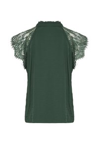 Top verde con collo alto e maniche corte, impreziosito da pizzo sulle spalle. Tessuto morbido con vestibilità rilassata.