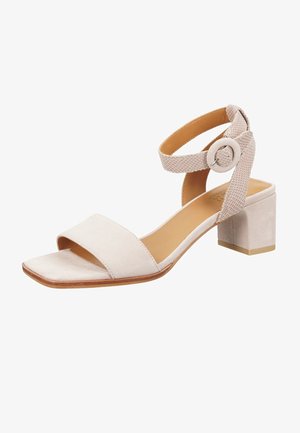 Beige Wildleder Blockabsatzsandale mit offener Zehenpartie, breitem Vorderriemen und Knöchelriemen mit strukturiertem Schlaufen-Detail.