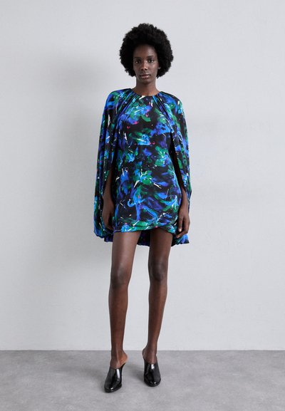Robe à manches courtes avec un imprimé floral abstrait coloré sur un fond noir. Le tissu est lisse, avec un design fluide ressemblant à une cape et un ourlet.
