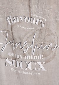 Helle beigefarbene Stoff mit weißen und beigen Text; bietet dekorative Zitronenillustrationen und funkelnde Details. Der Text enthält Phrasen wie "Sonnenschein" und "Genieße die glücklichen Tage."