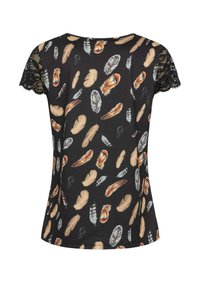 T-shirt noir avec des motifs de plumes en beige, marron et gris. Présente des manches courtes avec des bordures en dentelle. Tissu doux avec un design ajusté.