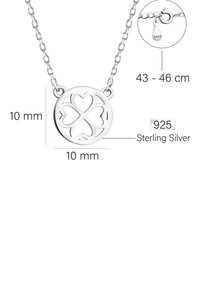 Sterling sølv halskæde med en rund vedhæng med design af en firkløver, der måler 10 mm, på en kæde der kan justeres fra 43 til 46 cm.
