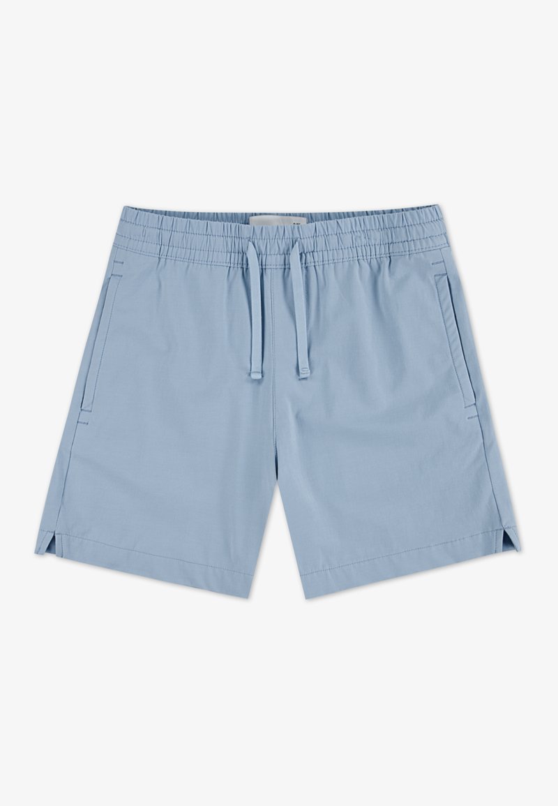 Ανοιχτό μπλε σορτς κατασκευασμένα από ελαφρύ ύφασμα, με ελαστική μέση και κορδόνι, πλαϊνές τσέπες και πλαϊνές σχισμές για ευκολία κίνησης.