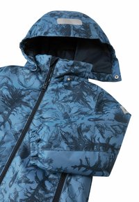 Niebieska wodoodporna kurtka z kapturem, z czarnym wzorem inspirowanym naturą, zamkami błyskawicznymi i elastycznymi mankietami dla pewnego dopasowania.