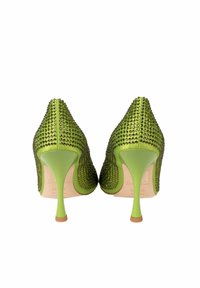 Zapatos de tacón alto verdes adornados con intrincados detalles de rhinestones; punta afilada, tacón stiletto delgado, acabado de satén suave.