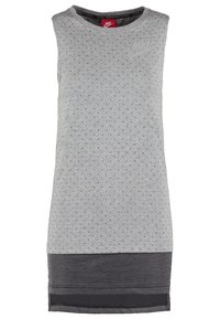 Vestido sin mangas gris de Nike con textura de pequeños puntos en la parte superior y dobladillo en capas color gris oscuro sólido en la parte inferior.