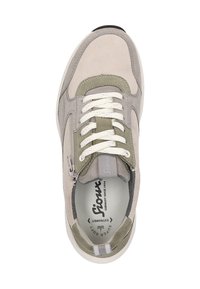 Hellgraue Wildleder-Sneaker mit grünen Akzenten, weißen Schnürsenkeln und einem Reißverschluss-Detail. Verfügt über einen gepolsterten Schaft und eine strukturierten Gummisohle.