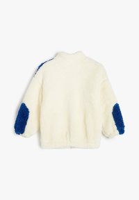 Chaqueta de forro polar blanca con acentos texturizados en azul en las mangas, cuello alto y corte relajado. Material suave y esponjoso con dobladillo elástico.