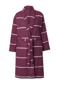 Accappatoio in morbido velluto bordeaux con strisce orizzontali bianche, dotato di colletto a scialle, cintura e due tasche frontali. Texture morbida, lunghezza media.