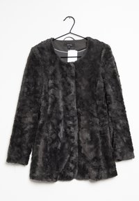 Mørkegrå faux fur-jakke med rund halsudskæring, lange ærmer og ingen synlige lukninger. Blød tekstur med et subtilt, uregelmæssigt mønster.