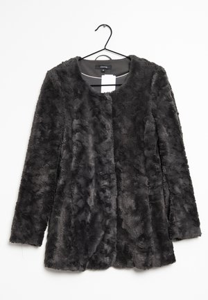 Donkergrijze nepbontjas met een ronde halslijn, lange mouwen en geen zichtbare sluitingen. Zachte textuur met een subtiel, onregelmatig patroon.