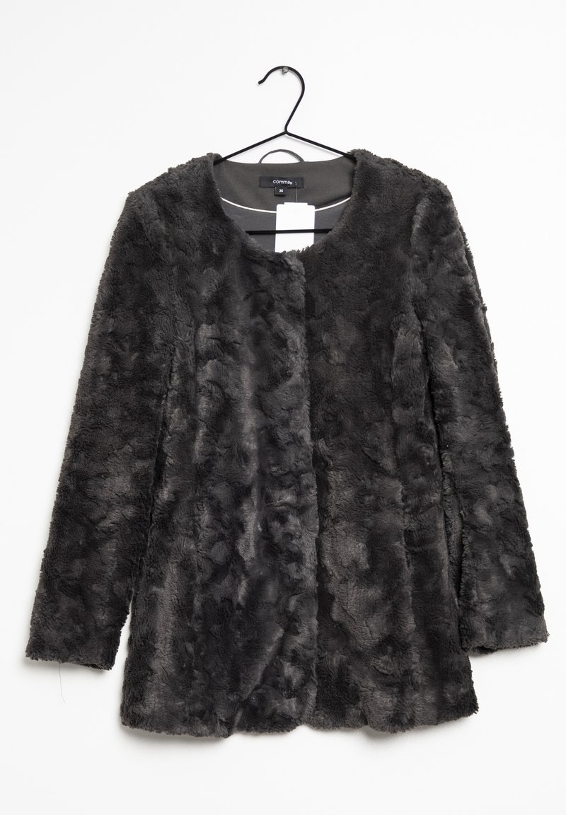 Mørkegrå faux fur-jakke med rund halsudskæring, lange ærmer og ingen synlige lukninger. Blød tekstur med et subtilt, uregelmæssigt mønster.