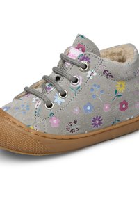 Sneaker in suede grigio con motivi floreali multicolori, suola in gomma beige, punta rotonda e lacci grigi con occhielli in metallo. Morbido rivestimento interno.