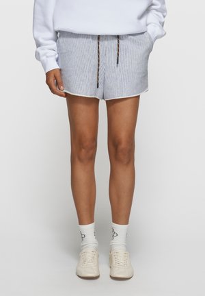 Stribede shorts i lyseblå og hvid, lavet af blødt stof, med elastik i taljen og snøre samt en kontrastfuld hvid kant.