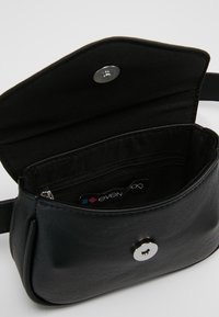 Borsa nera in finta pelle con una texture liscia, chiusura a scatto e tasca interna con zip. Design compatto per un facile trasporto.
