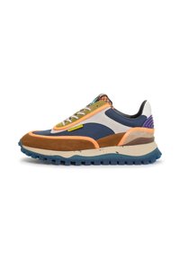 Zapatilla multi-colorida que presenta una mezcla de materiales de ante y malla, una suela de goma gruesa y un sistema de cordones distintivo con acentos vibrantes.