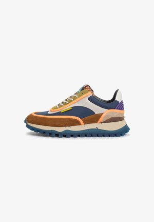 Wielokolorowy sneaker z mixem materiałów zamszowych i siatkowych, gruba gumowa podeszwa oraz wyróżniający się system sznurowania z żywymi akcentami.