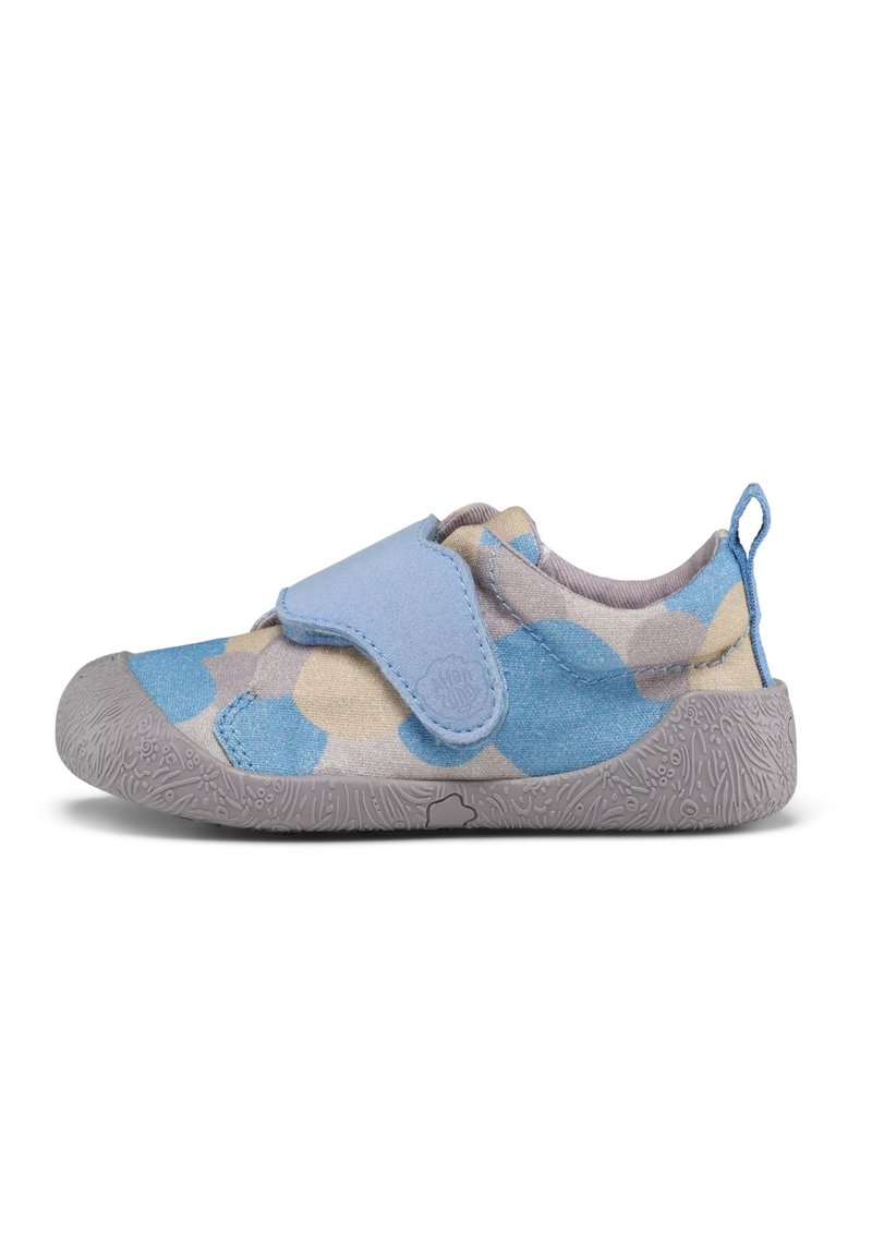 Zapato infantil azul y gris con una tira de velcro, que presenta un patrón de lunares en azul y beige sobre un empeine de tela y una suela de goma texturizada.