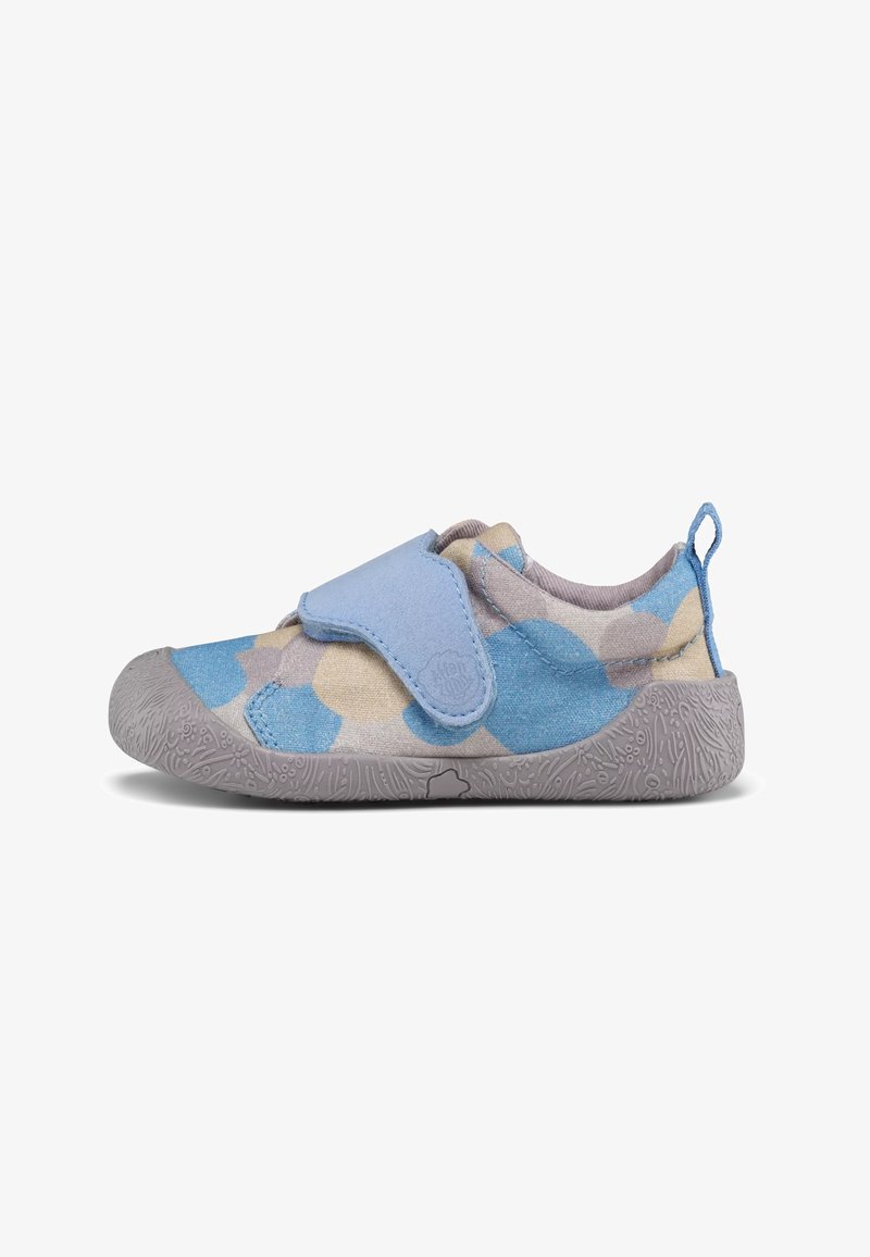 Zapato infantil azul y gris con una tira de velcro, que presenta un patrón de lunares en azul y beige sobre un empeine de tela y una suela de goma texturizada.