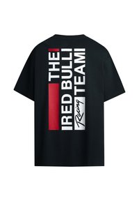Schwarzes Baumwoll-T-Shirt mit fett gedrucktem weißen und roten Text auf der Rückseite: "DAS RED BULL RACING TEAM" mit einem stilisierten Logo. Kurze Ärmel, lockere Passform.