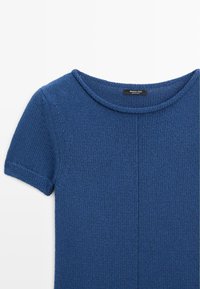 Pull tricoté bleu à manches courtes avec col rond et bordures côtelées, présentant une couture centrale et fabriqué par Massimo Dutti.