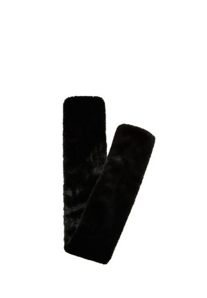 Scaldamuscolo in pelliccia sintetica nera, forma rettangolare, texture morbida, superficie liscia, senza hardware visibile, adatto per l'uso in climi freddi.