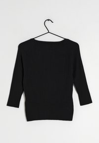 Pull noir à côtes avec un large col, des manches trois-quarts et un ourlet ajusté. Le tissu a une surface texturée.