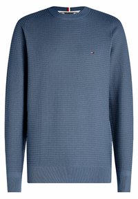 Blauer Strickpullover mit einer strukturierten Musterung, Rundhalsausschnitt und gerippten Bündchen. Verfügt über ein kleines Logo auf der linken Brust.