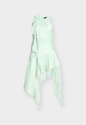 Muntgroene mouwloze jurk met asymmetrische gerafelde zoom, bloemversieringen op de schouder en taille, gemaakt van lichtgewicht, vloeiende stof.