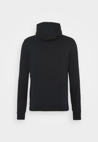 Sudadera negra con capucha y mangas largas, capucha forrada y textura sólida. Cuenta con puños y cintura acanalados, diseño minimalista, sin logotipos visibles.