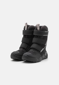 Schwarze Winterstiefel mit einer strukturierten Oberfläche, ausgestattet mit drei verstellbaren Riemen, verstärkten Zehen und einer robusten Sohle für besseren Halt.