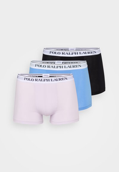 Trois paires de boxers : rose clair, bleu clair et noir. Chacune est dotée d'une ceinture élastique blanche sur laquelle est imprimé "POLO RALPH LAUREN".