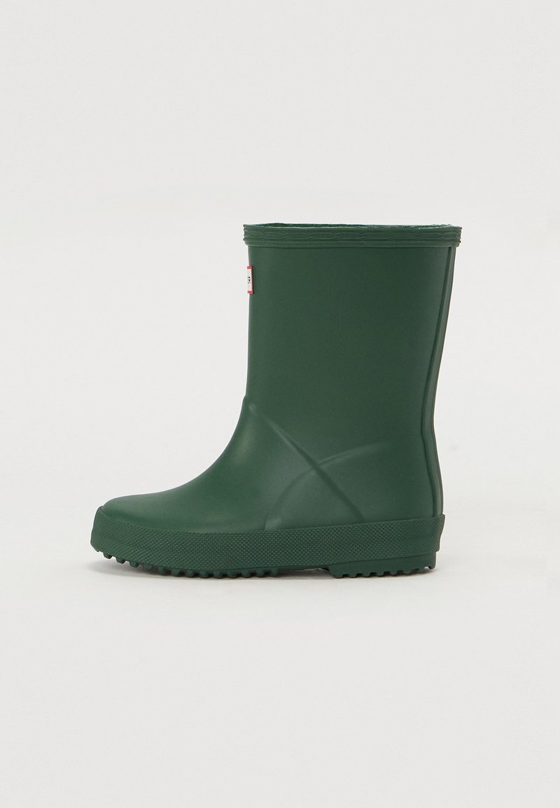 Botte de pluie en caoutchouc verte avec une texture lisse, bout rond et un talon légèrement surélevé. Présente une semelle texturée pour une meilleure adhérence et un design simple.