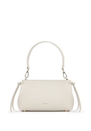 Borsa a mano in pelle color avorio con una singola tracolla, chiusure metalliche, nappine annodate sui lati e un logo discreto del marchio sul davanti.