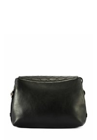 Czarna skórzana torebka z pikowaną klapą i regulowanym bocznym paskiem, sfotografowana na białym tle.