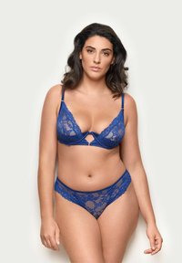 Modrý krajkový podprsenka s trojúhelníkovým designem, průhlednými panely a detailním otvorem vpředu, doplněná o odpovídající krajkové kalhotky s podobným vzorem.